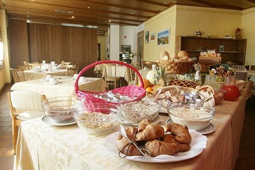 Crimea Wine Hotel Chiavenna Exterior foto